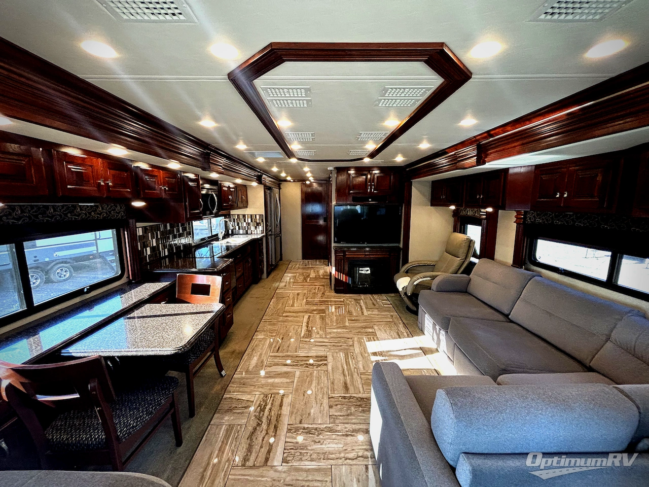 2017 Fleetwood Discovery 39F Photo 4