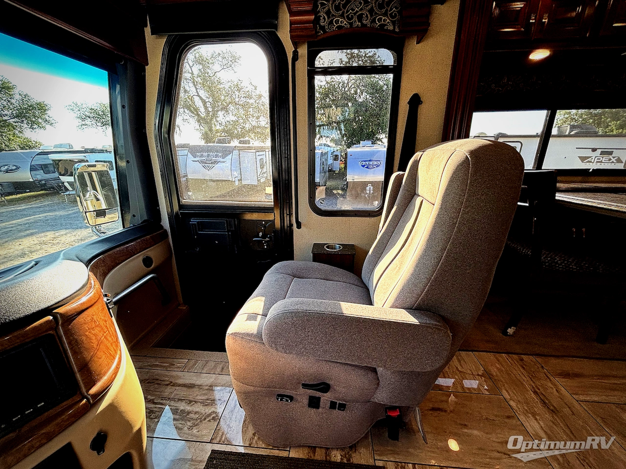 2017 Fleetwood Discovery 39F Photo 8