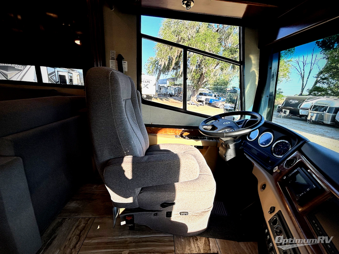 2017 Fleetwood Discovery 39F Photo 9