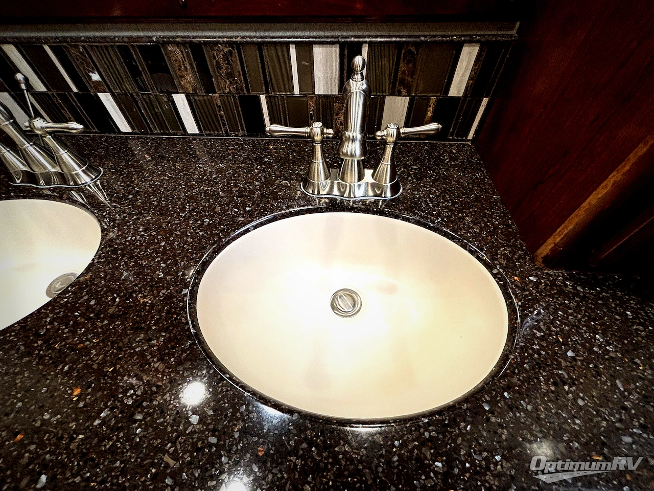 2017 Fleetwood Discovery 39F Photo 14