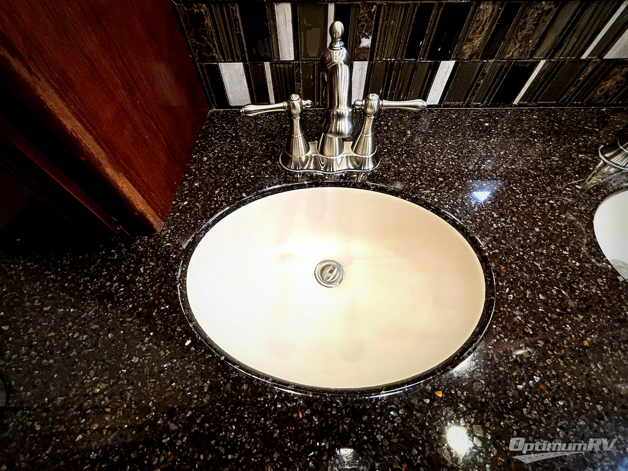 2017 Fleetwood Discovery 39F Photo 15