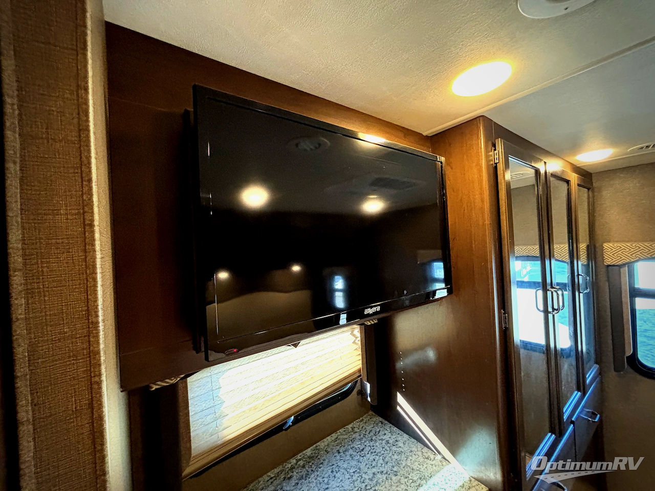 2018 Thor Hurricane 34P Photo 16
