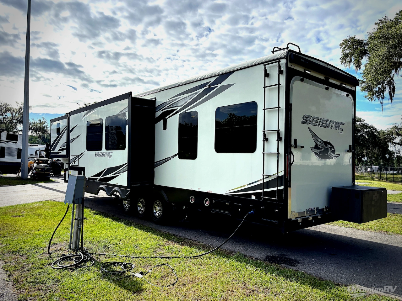 2021 Jayco Seismic 4113 Photo 3