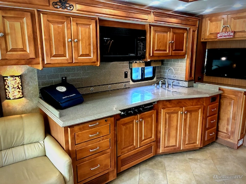 2010 Tiffin Phaeton 40QTH RV Photo 3