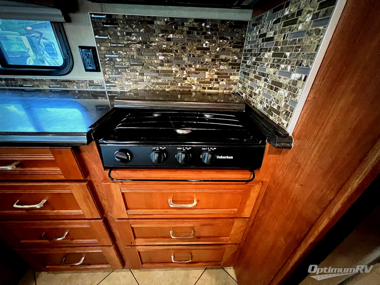 2015 Winnebago Forza 34T Photo 12