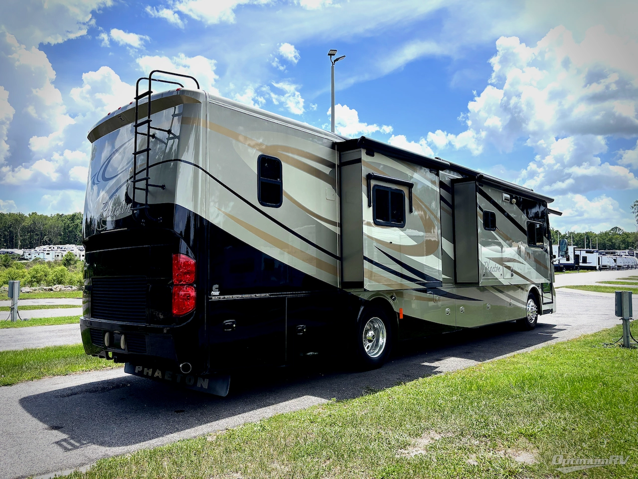 2012 Tiffin Phaeton 40 QBH Photo 2